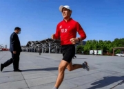 开云APP-关于举重选手力压群雄，夺魁称王的信息