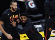 开云体育登录-包含爵士双星发威，连胜势不可挡的词条