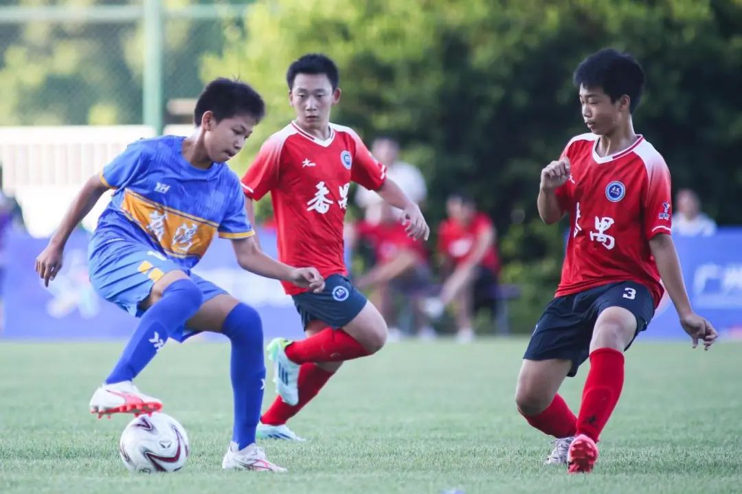 包含足球比赛场面高潮迭起，球员们斗志昂扬的词条