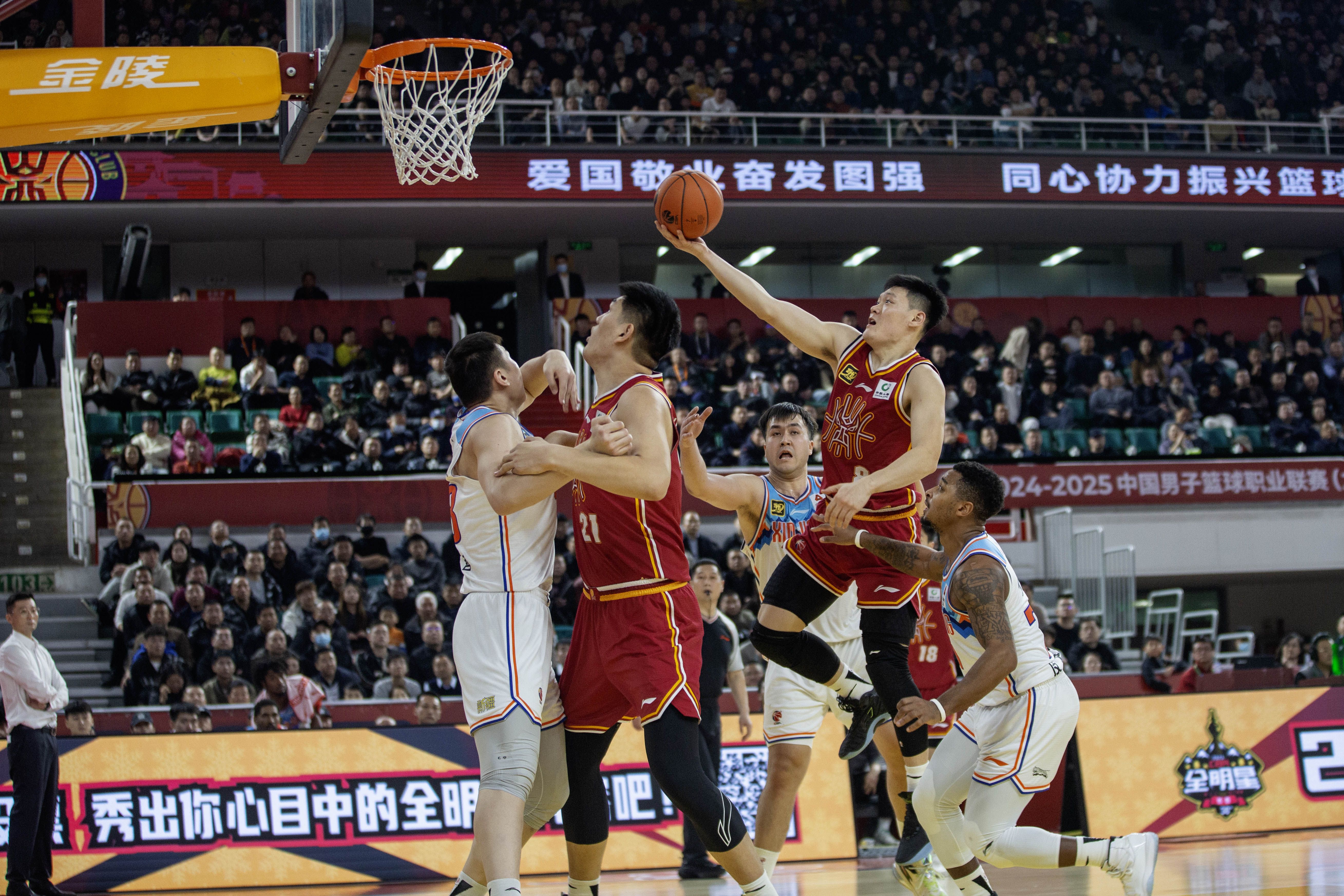 一场悬念重重的篮球比赛即将上演 一场悬念重重的篮球比赛即将上演