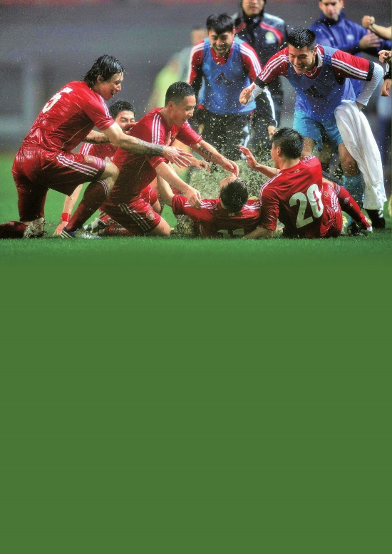 足球赛场上球员的拼搏精神令人感动