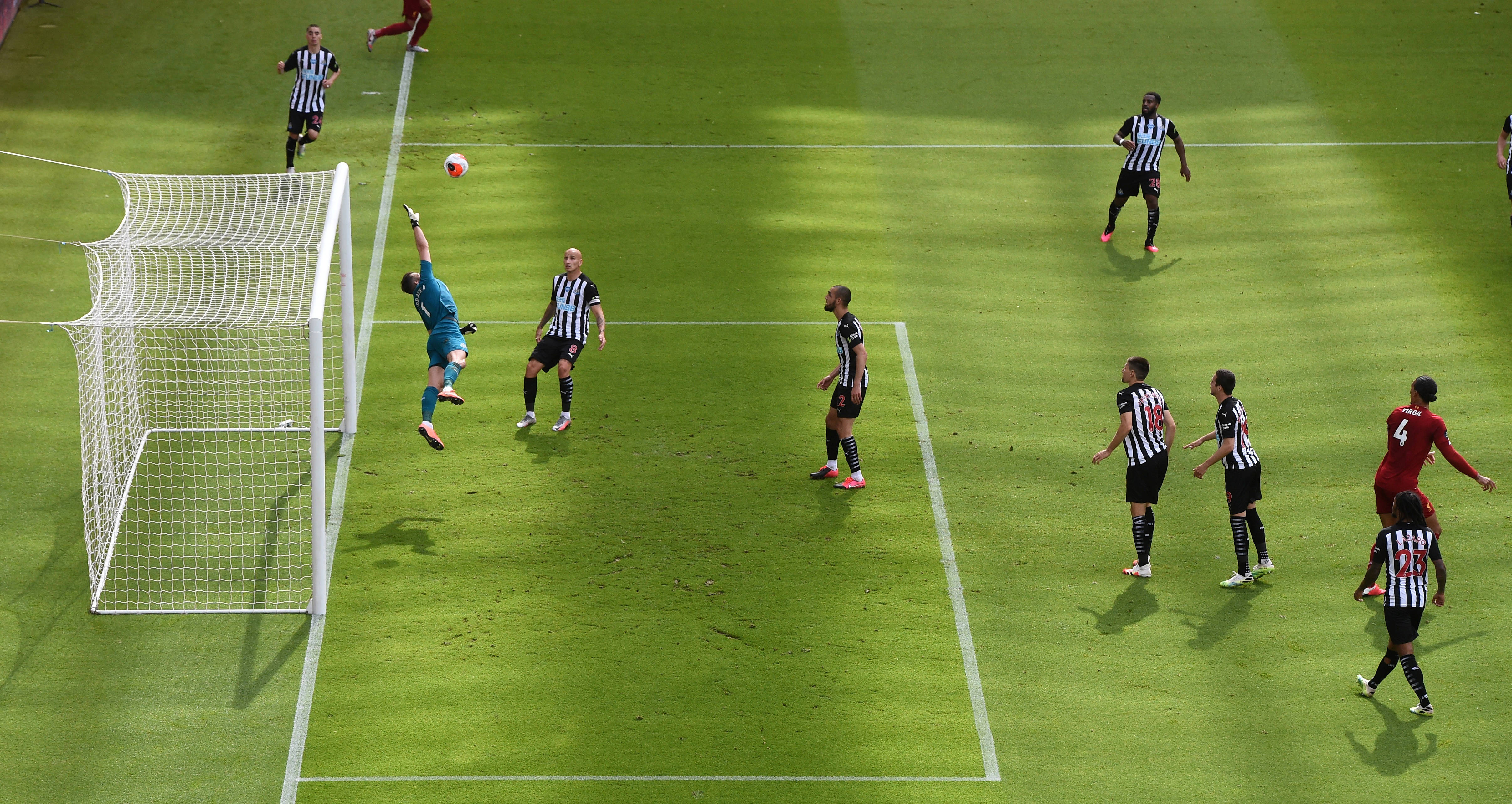 足球战况激烈,球员展现出色技艺 足球战况激烈,球员展现出色技艺