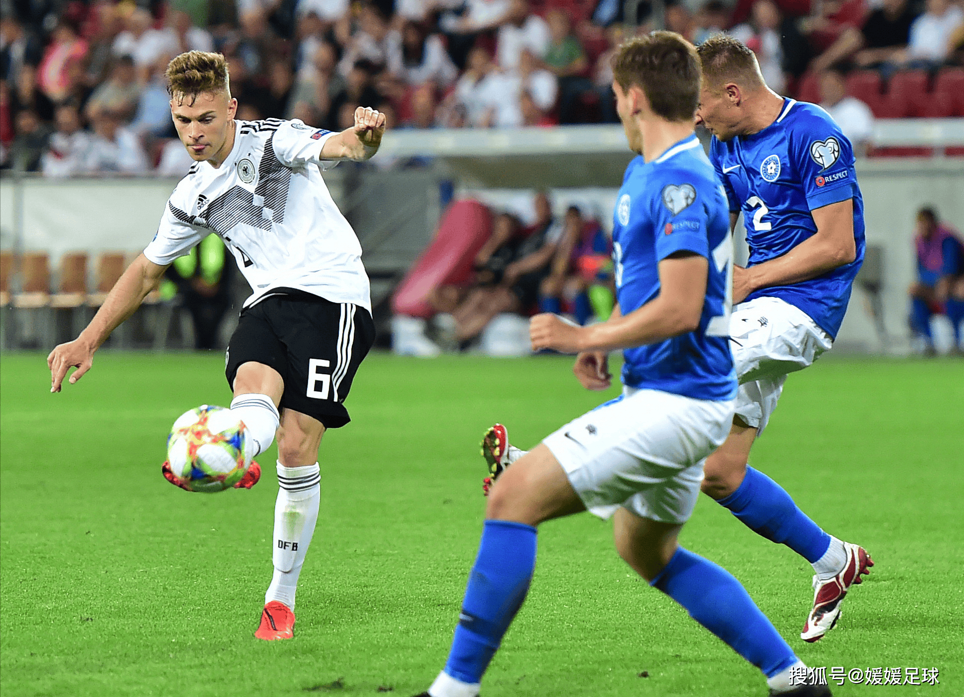 足球战况激烈,球员展现出色技艺 足球战况激烈,球员展现出色技艺