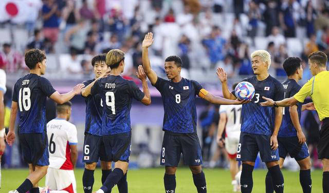 包含热闹非凡的足球赛场,球员实力强劲的词条 包含热闹非凡的足球赛场,球员实力强劲的词条