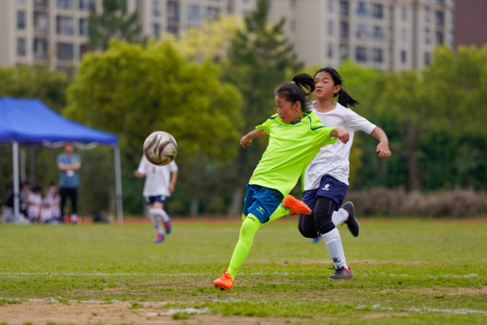 足球强队展现实力风采，受人瞩目