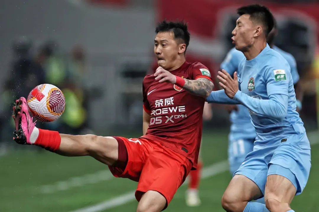 武汉队逆转战胜上海海港队,晋级领先 武汉队逆转战胜上海海港队,晋级领先