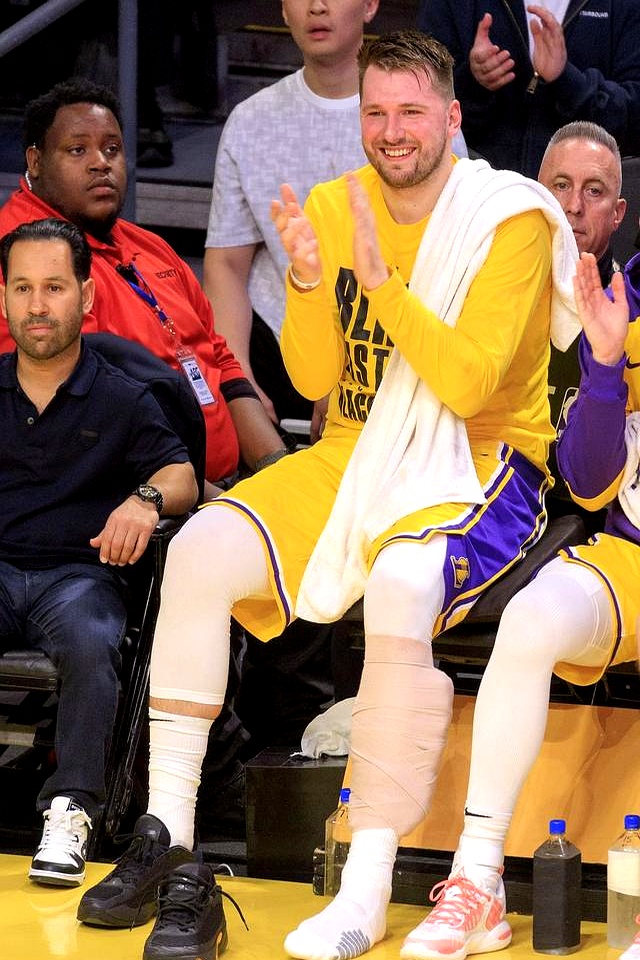 包含NBA季后赛湖人黄蜂大战紧张的节奏持续不断的词条