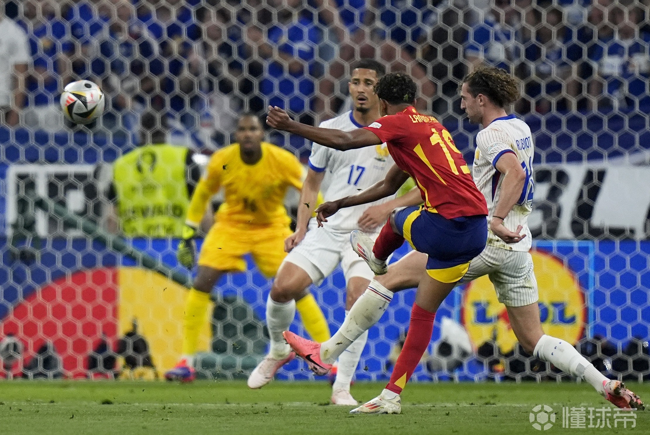 阿尔及利亚队球员全力拼搏,锁定晋级 阿尔及利亚队球员全力拼搏,锁定晋级