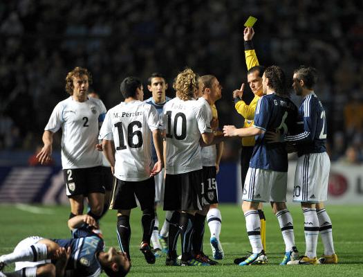 乌拉圭足球运动员在外国比赛中大放异彩