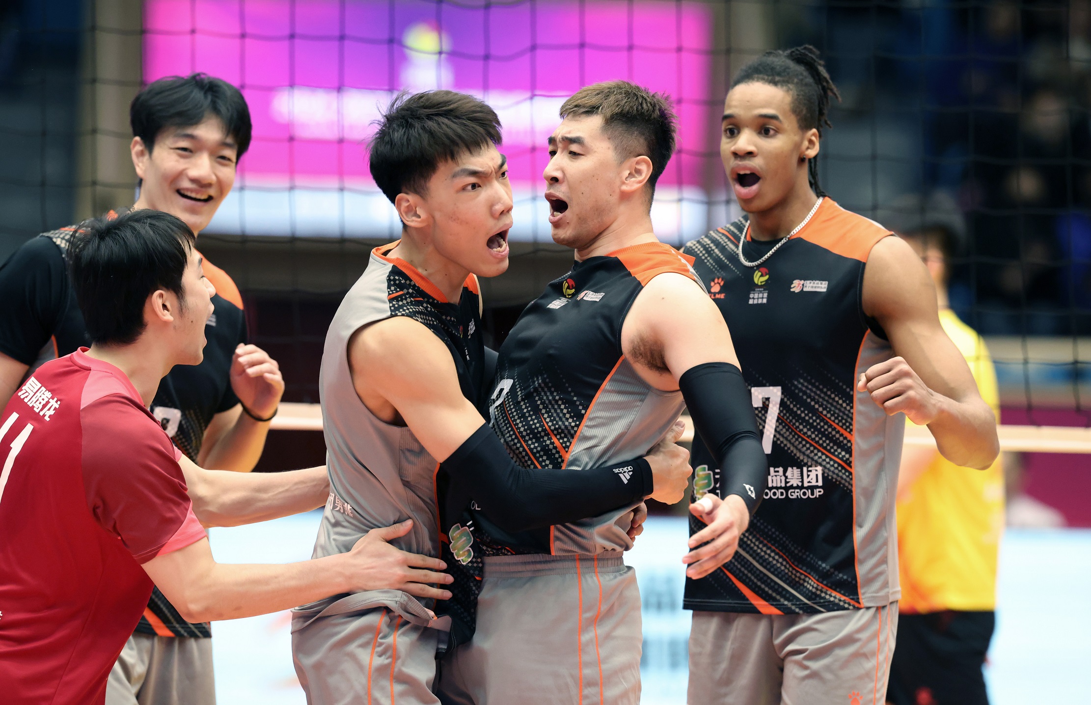 包含国内联赛争夺激烈：各队实力均衡，胜负未定的词条