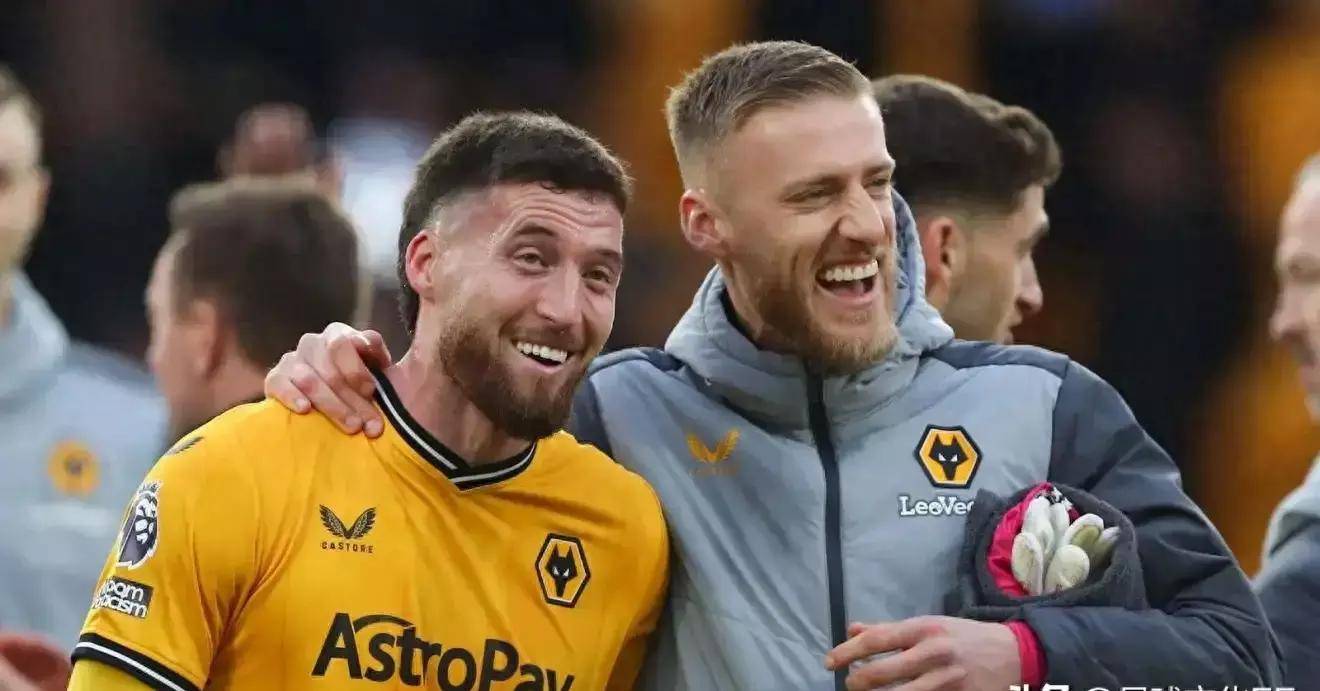 包含阿森纳球迷集体声援主帅，示威抗议中裁判判罚的词条