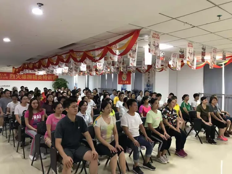 关于雄狮队主教练因伤离席，助教代理接管的信息