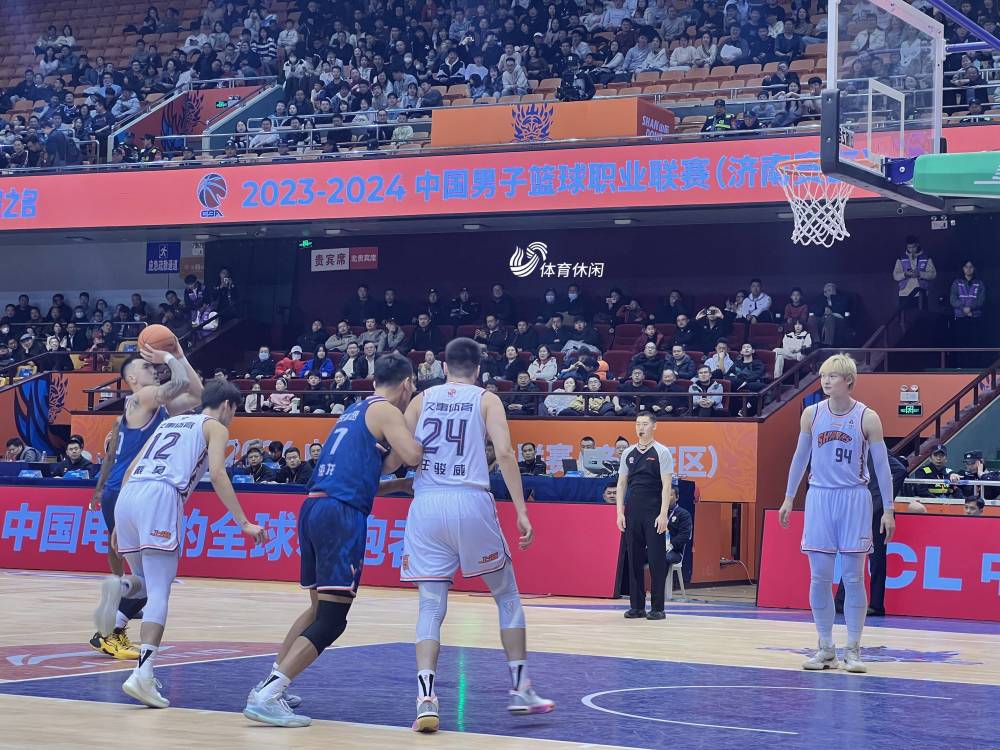 山东男篮遭遇连败,斯隆表现神勇的简单介绍 山东男篮遭遇连败,斯隆表现神勇的简单介绍