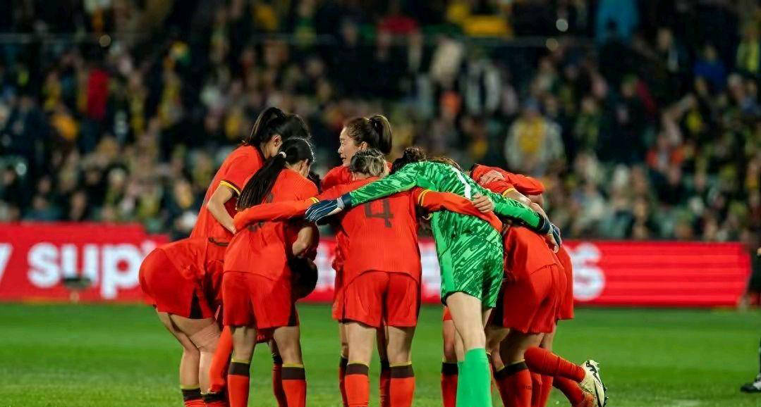 中国女足队员在比赛中展现训练成果