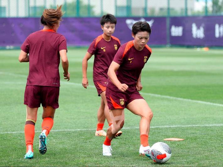 中国女足队员在比赛中展现训练成果