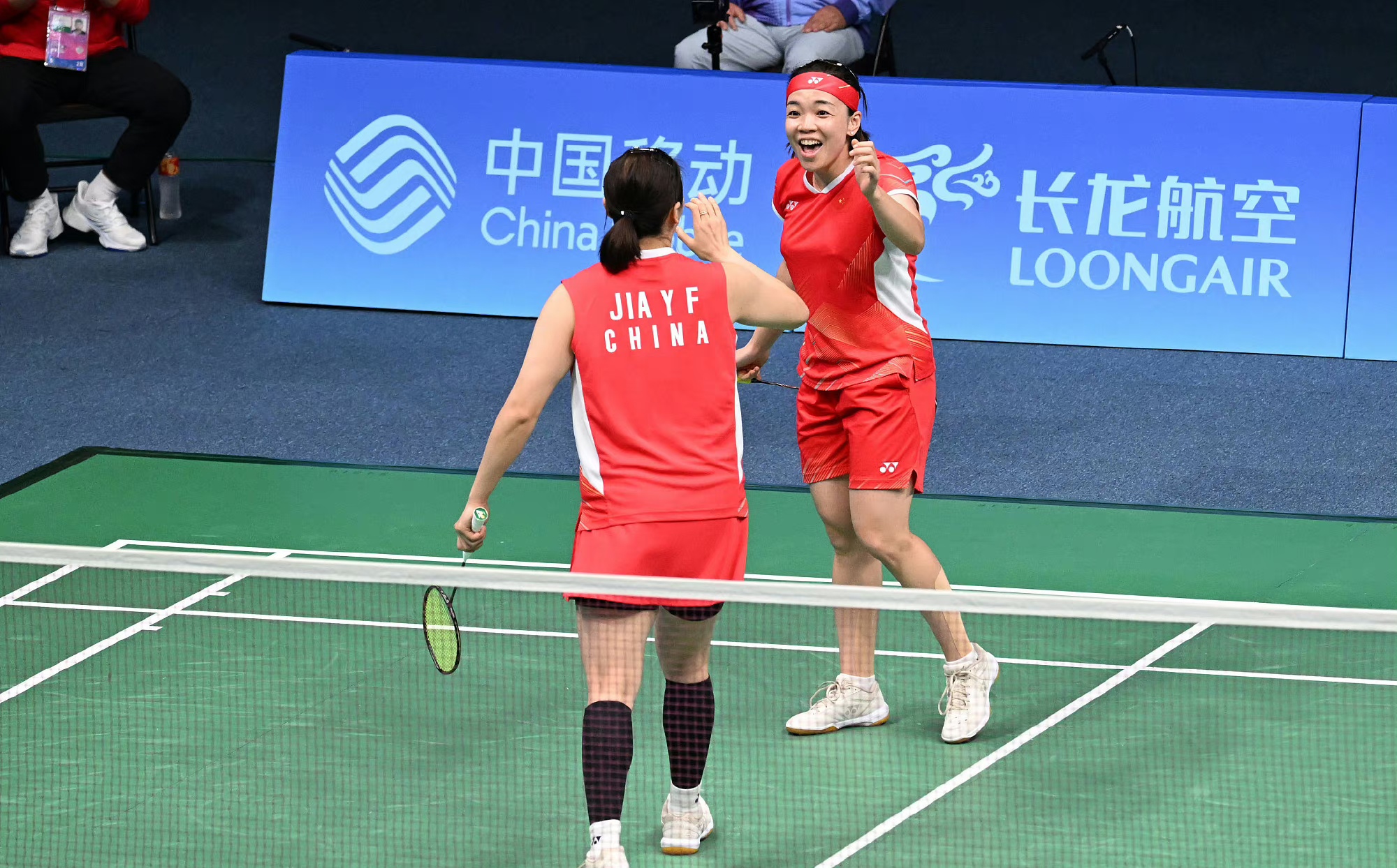 包含丹麦羽毛球选手大比分领先，获得半决赛资格的词条