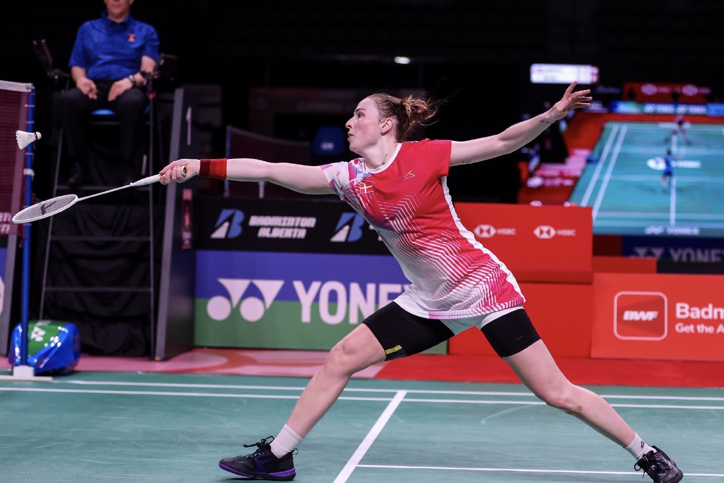 包含丹麦羽毛球选手大比分领先，获得半决赛资格的词条