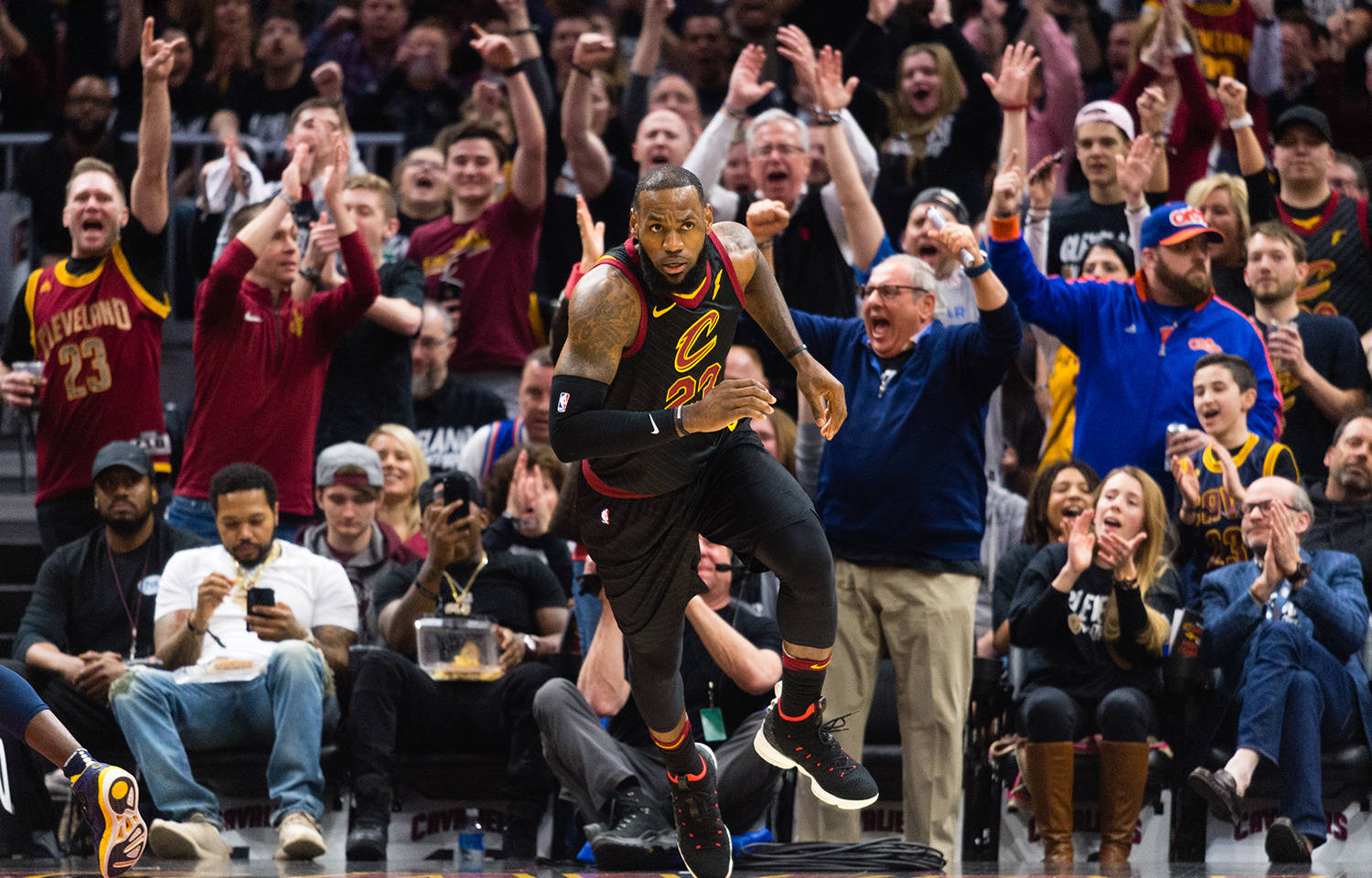 尼克斯惊险胜骑士，迎来两连胜