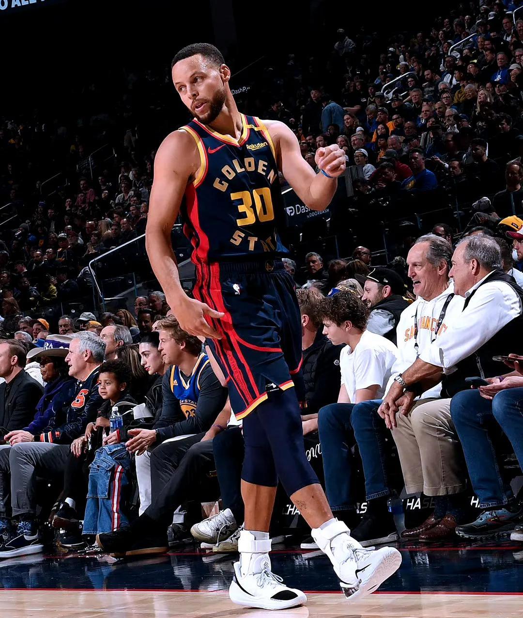 勇士击溃公牛,库里炸裂三分的简单介绍 勇士击溃公牛,库里炸裂三分的简单介绍