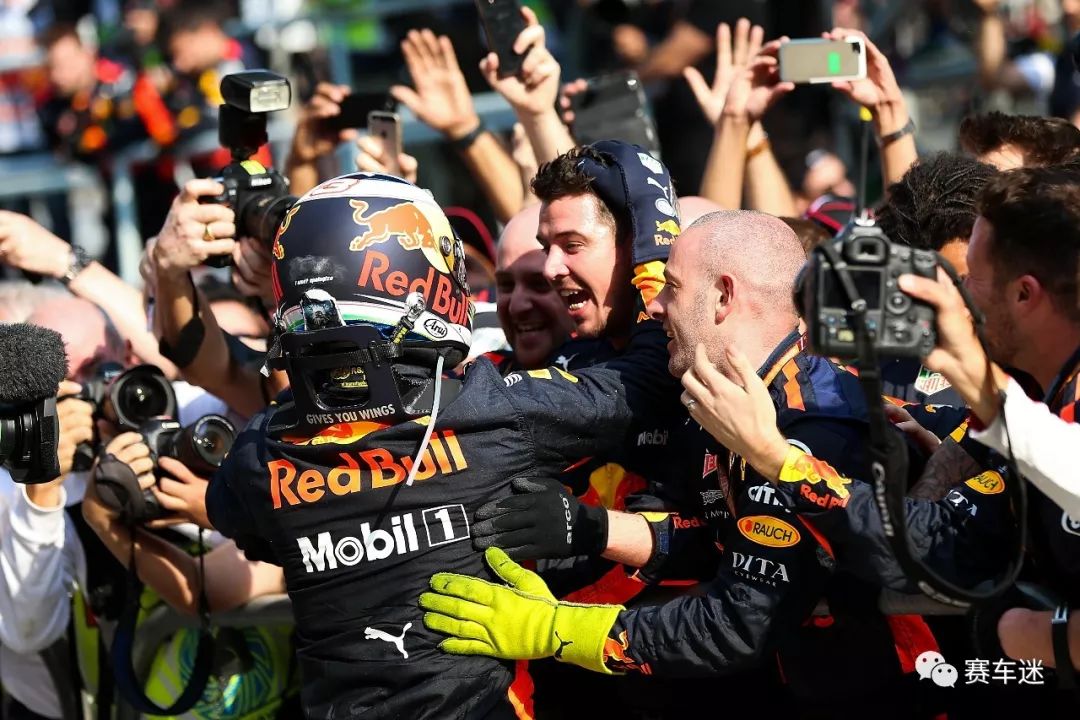 阿斯顿马丁险胜红牛车队，塞恩斯带队取胜