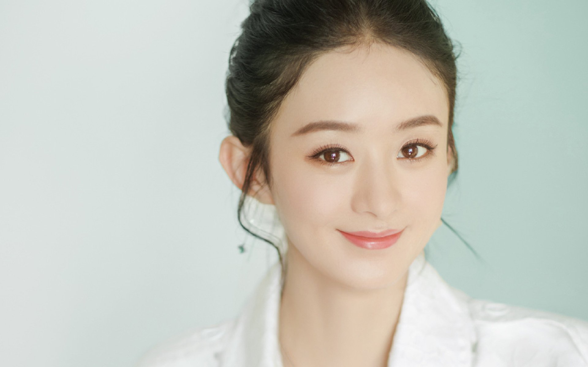 引擎轰鸣下的绿茵棋局，当F1年度争霸化作英巴战术博弈