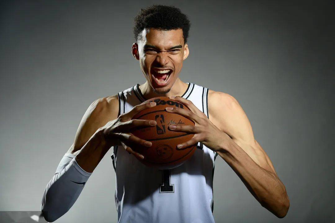 黄蜂掀翻魔术，文班亚马成为关键先生